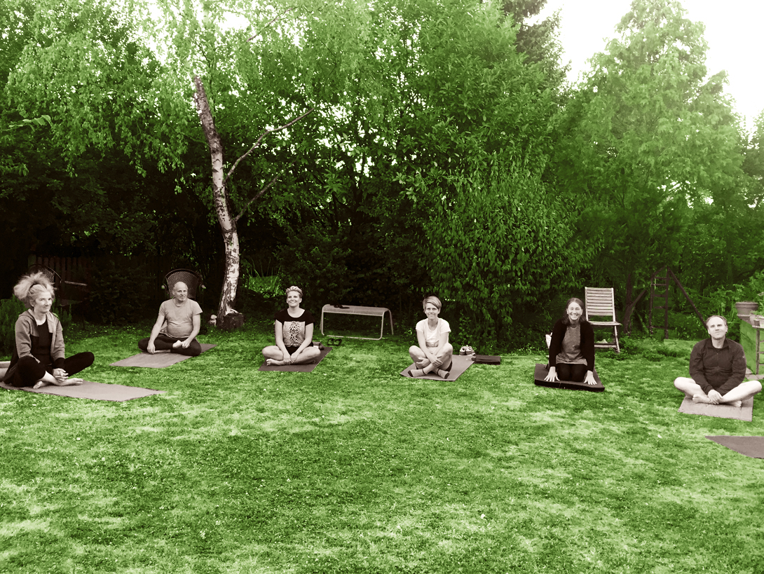 Open Air Yoga im Garten vom Yogaraum KH