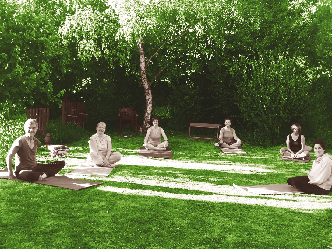 Outdoor Yoga im Garten vom Yogaraum KH